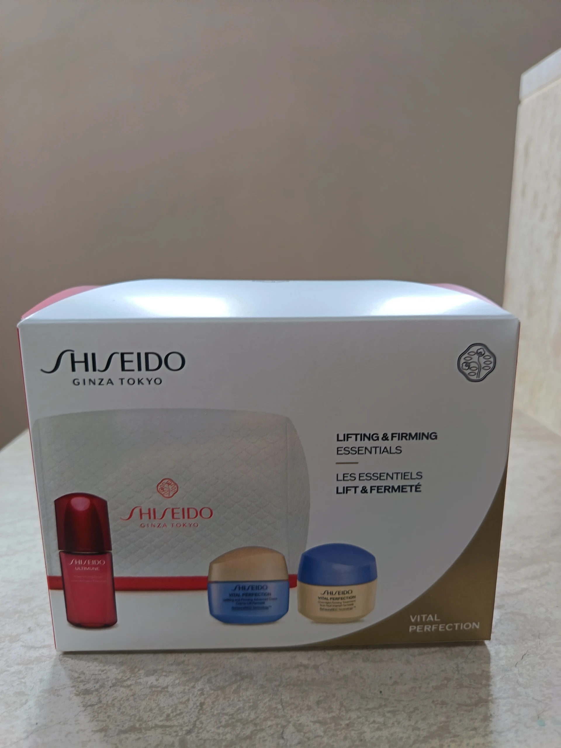 Shiseido Vital Perfection mini szett neszesszerrel