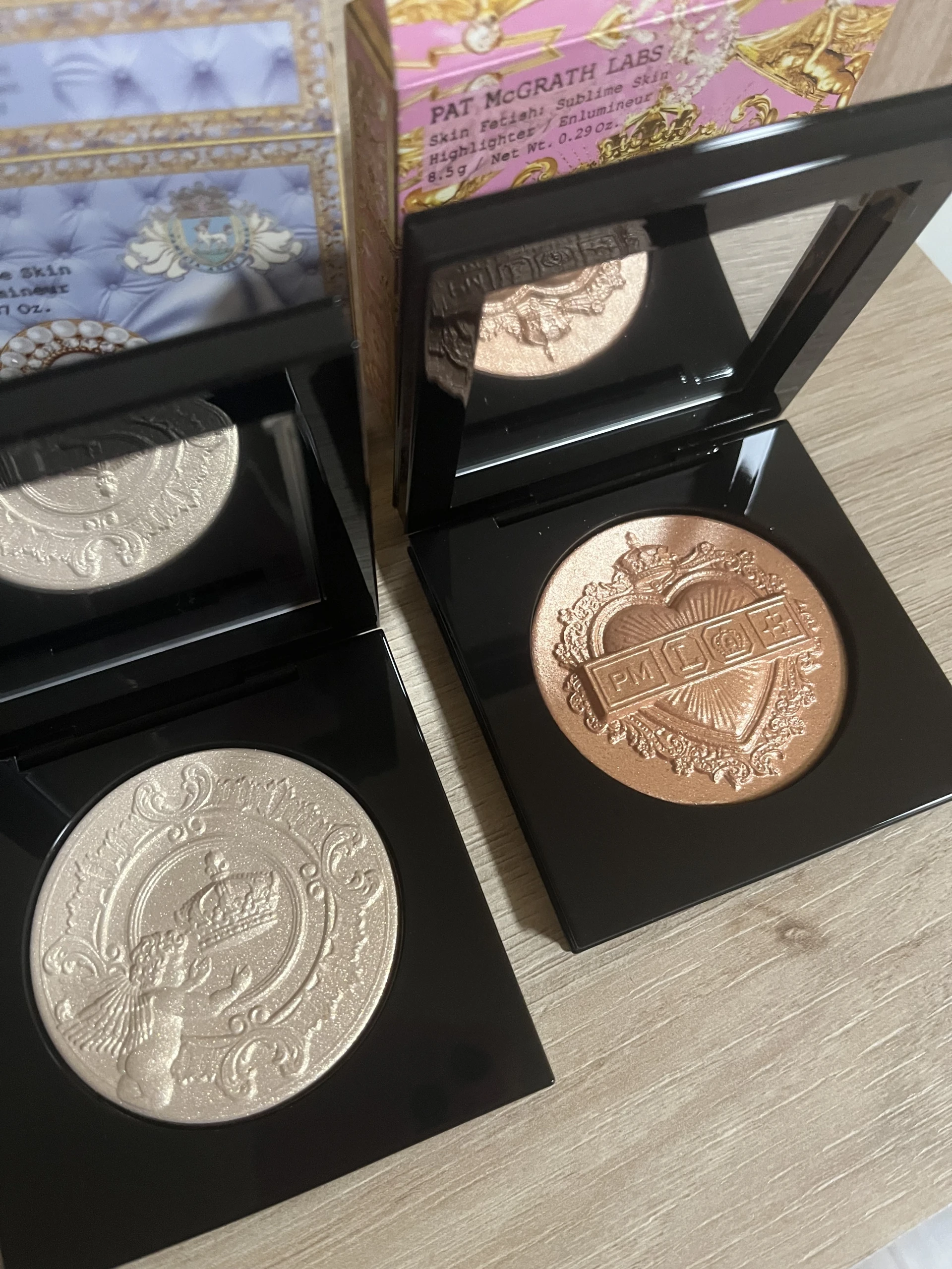 Pat Mcgrath Labs Skin Fetish: Sublime Skin Highlighter 8,5g Bal: INCANdescent GOLD 002 Jobb: VENUSIAN NUDE