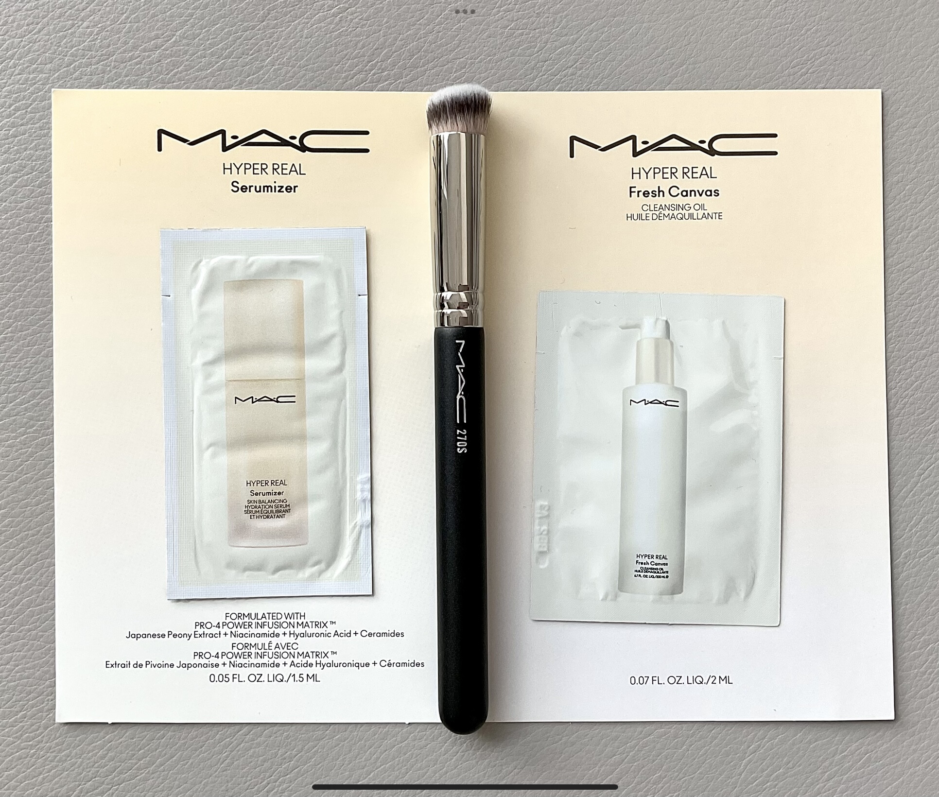 MAC Synthetic Mini Rounded Slant Brush 2 db ajándék MAC mintával