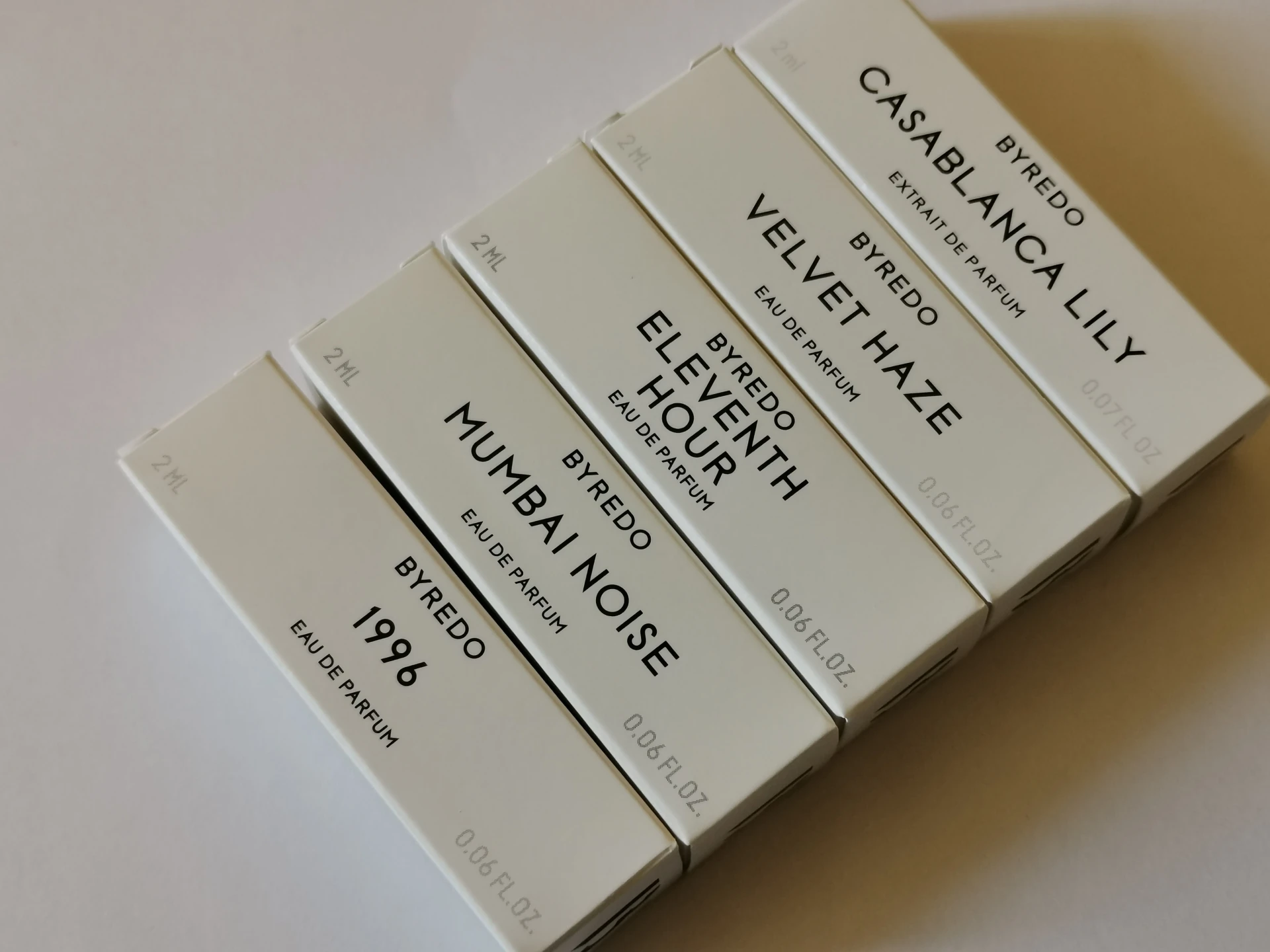 Byredo gyári minta Casablanca Lily Extrait de Parfum Velvet Haze Eleventh Hour 1996 Inez & Vinoodh Mumbai Noise EDP