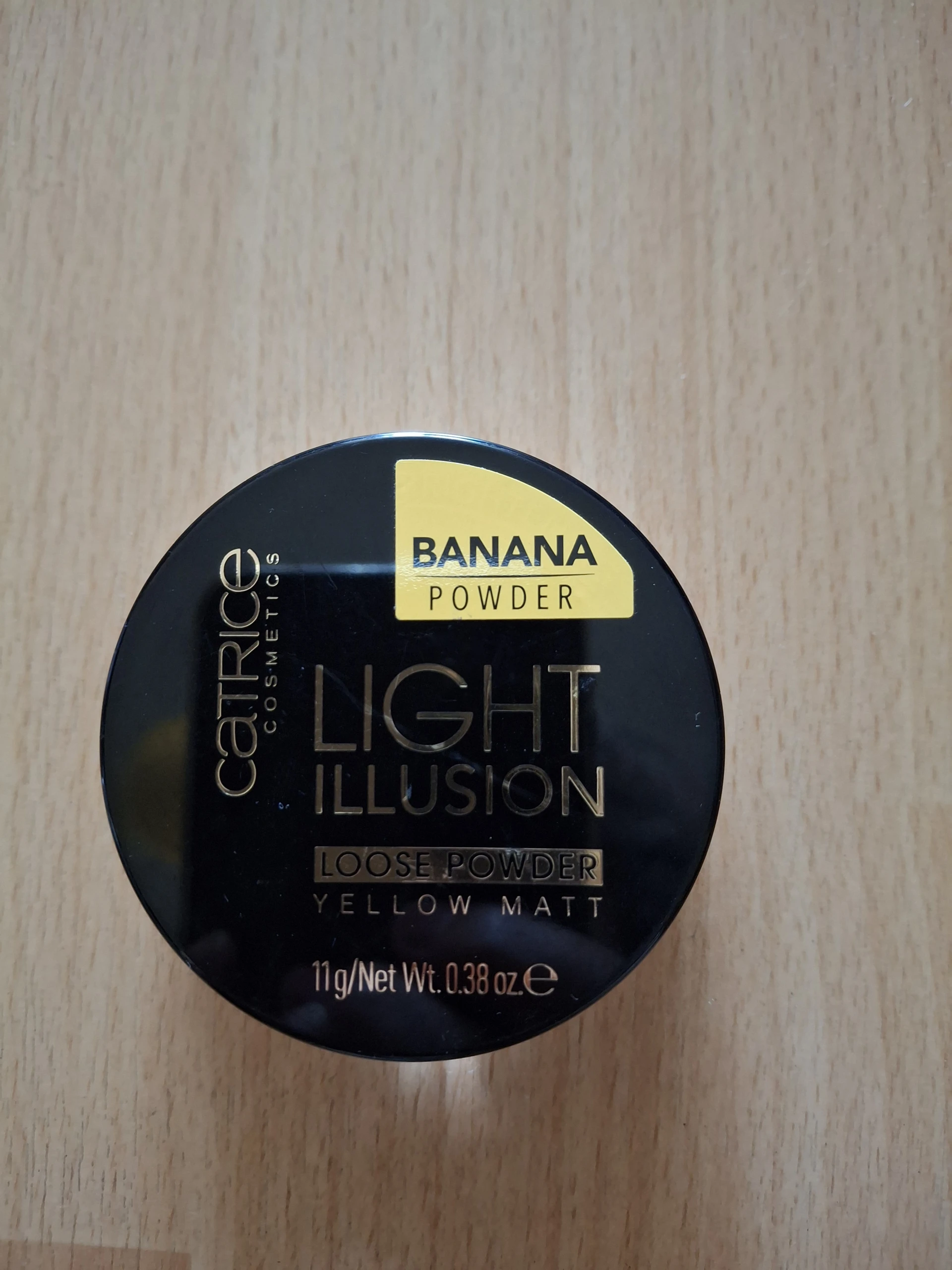 Catrice Light Illusion Loose Powder, banánsárga semlegesítő szín