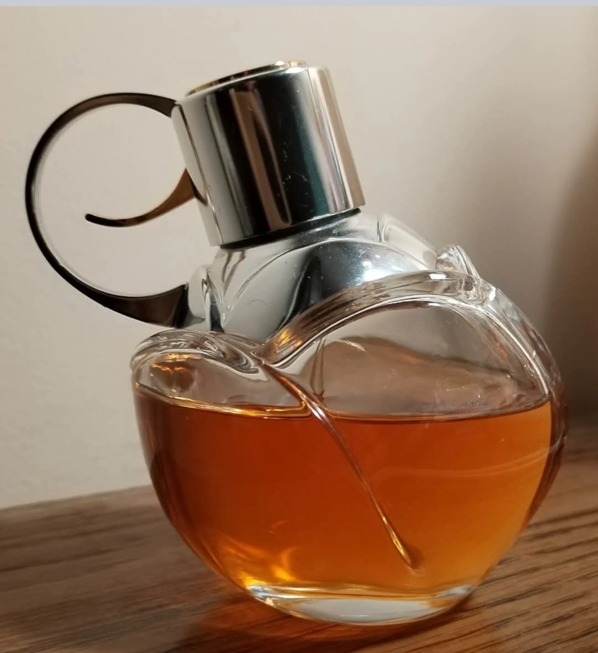 Azzaro Wanted Girl EDP üvegében