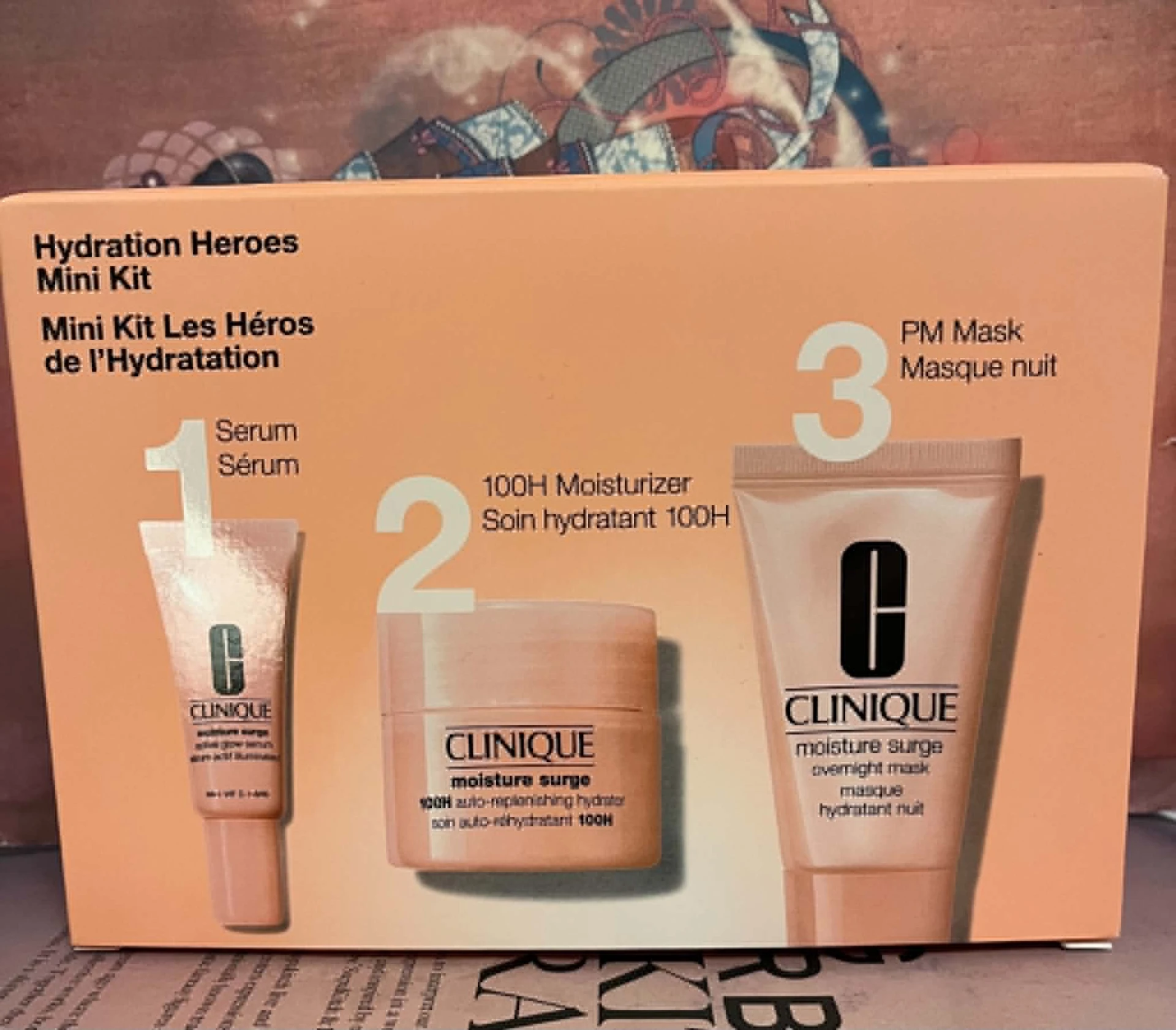 Clinique Moisture Surge Overnight Mask mini hidratáló szettben , ajándékkal