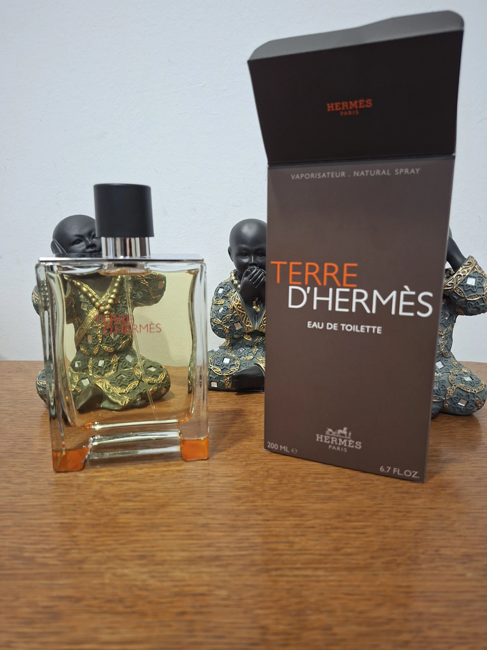 Eladásra kínálom a képen látható, elegáns Terre d'Hermès (EDT) férfi parfümöt.