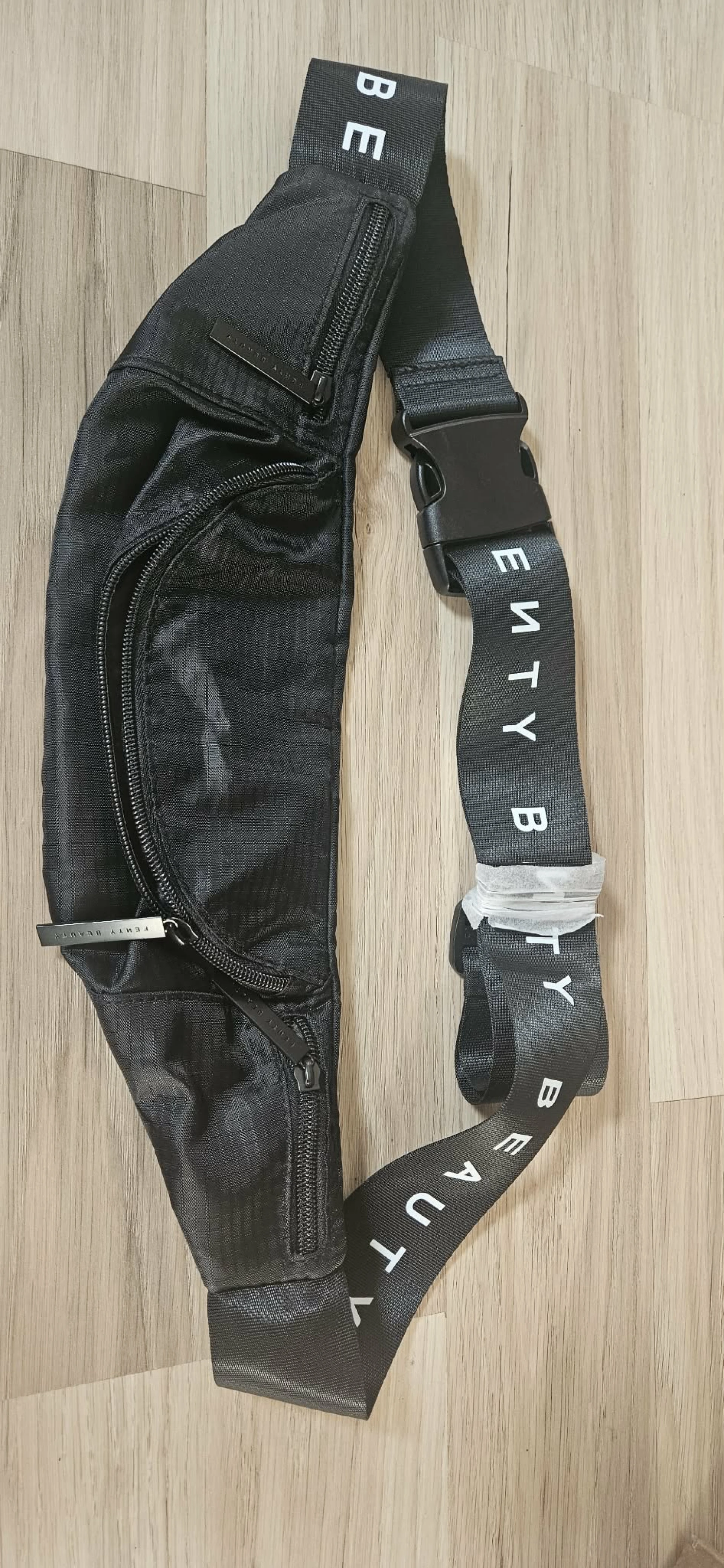 Fenty Beauty övtáska