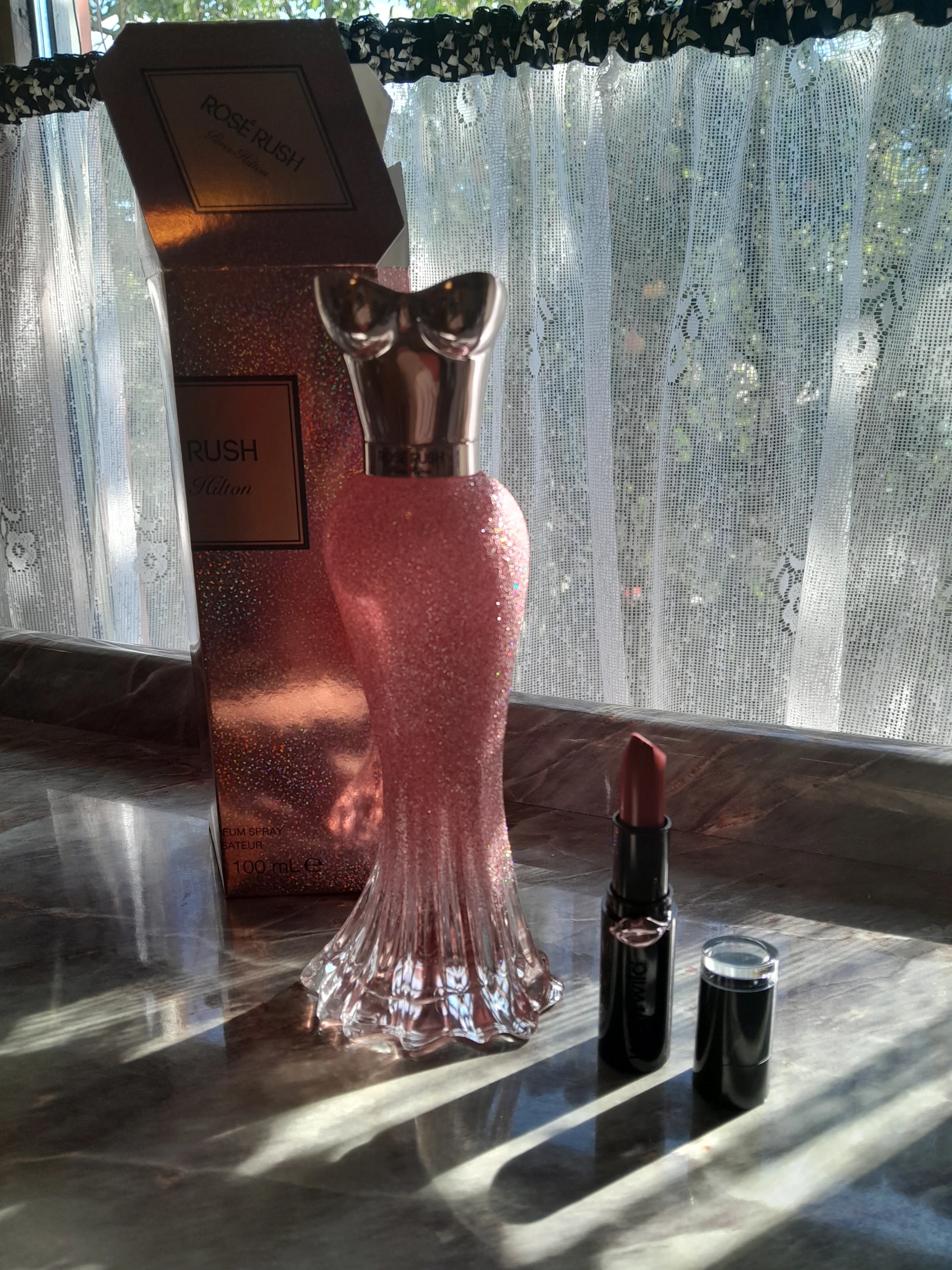Új Paris Hilton Rosé Rush EDP ingyen postával, ajándékkal.