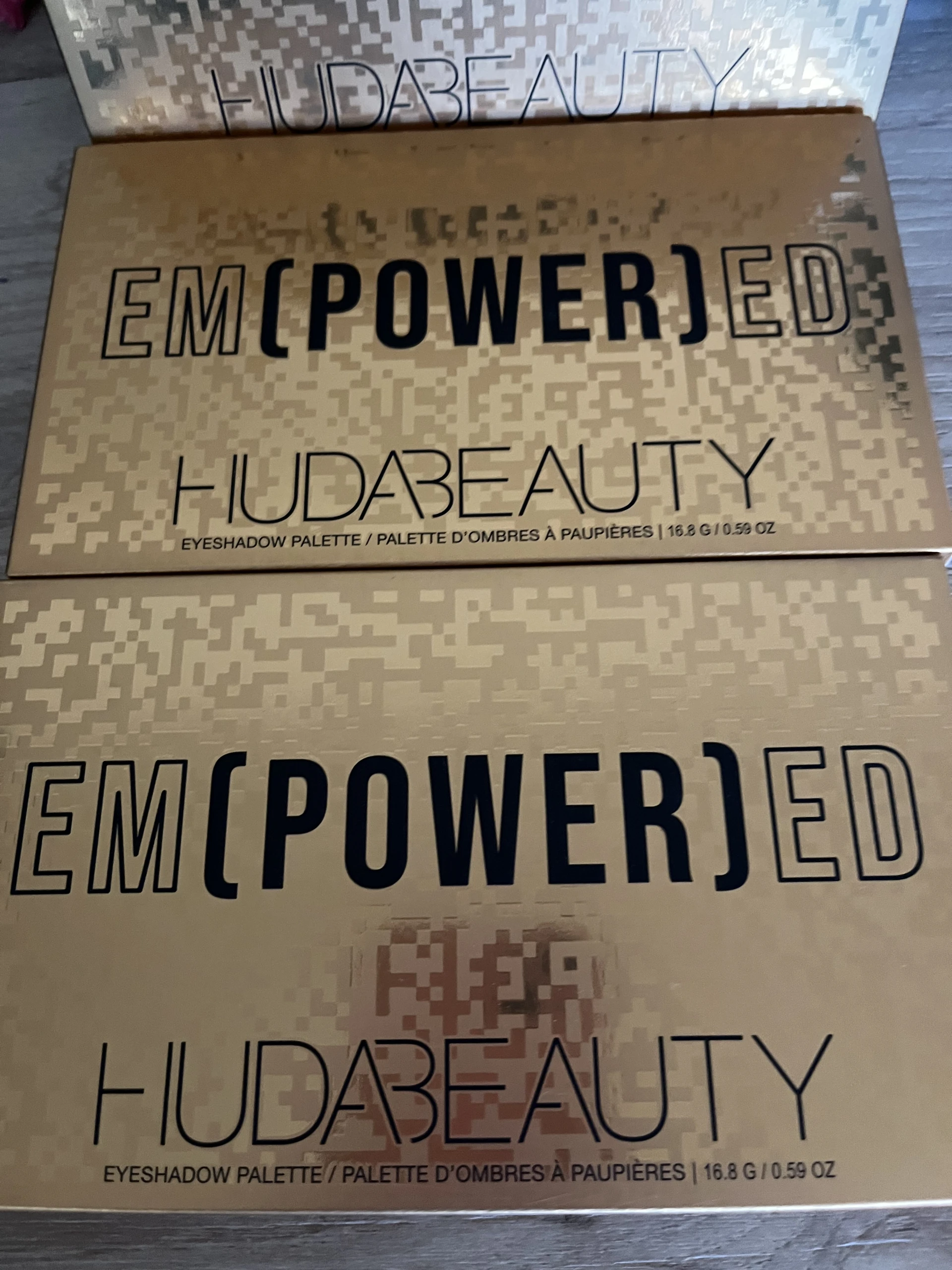 Huda Beauty Empowered Eyeshadow paletta