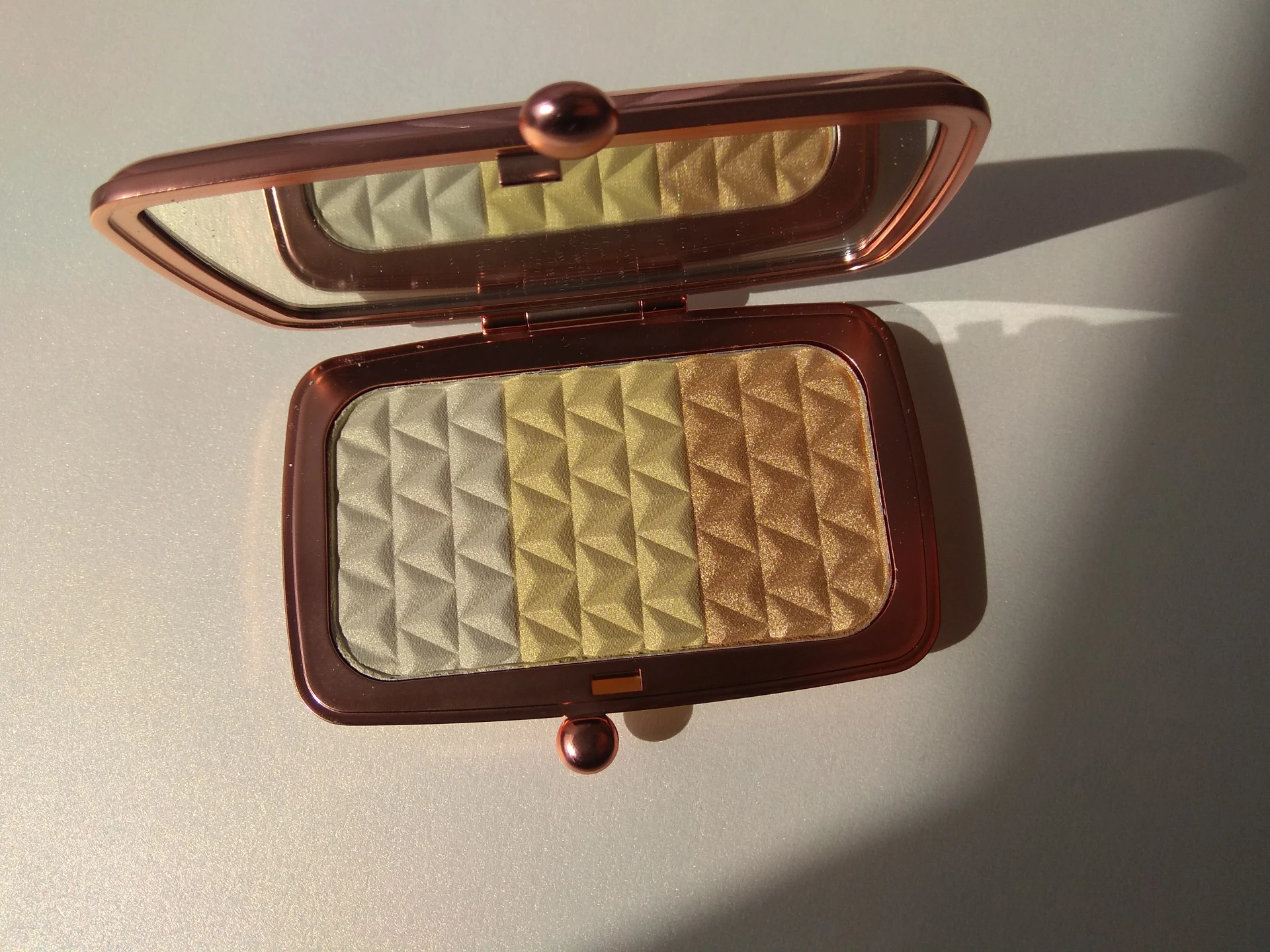 Új Revolution Gleaming Gold highlighter