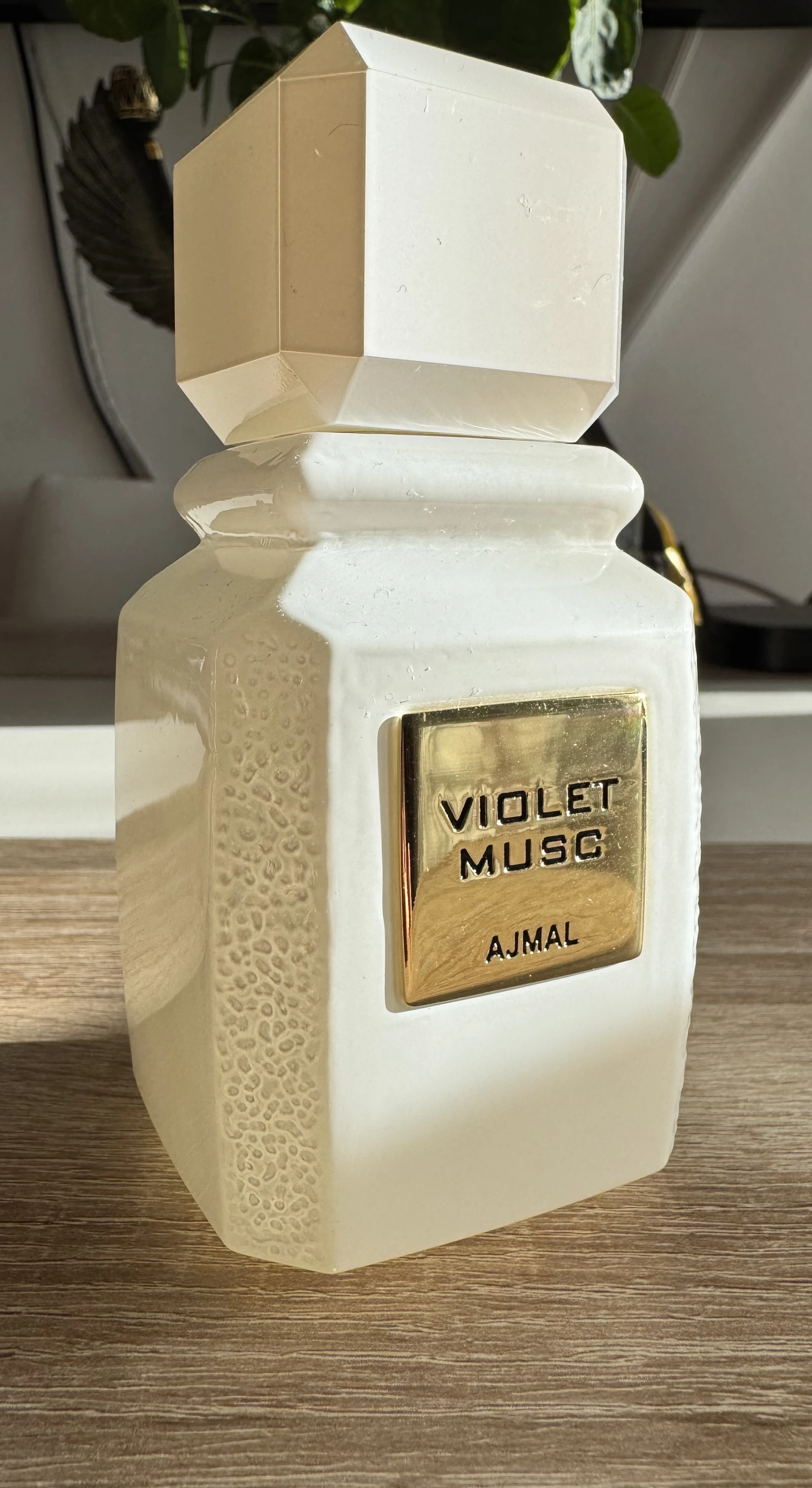 Fújósok, Ajmal Violet Musc