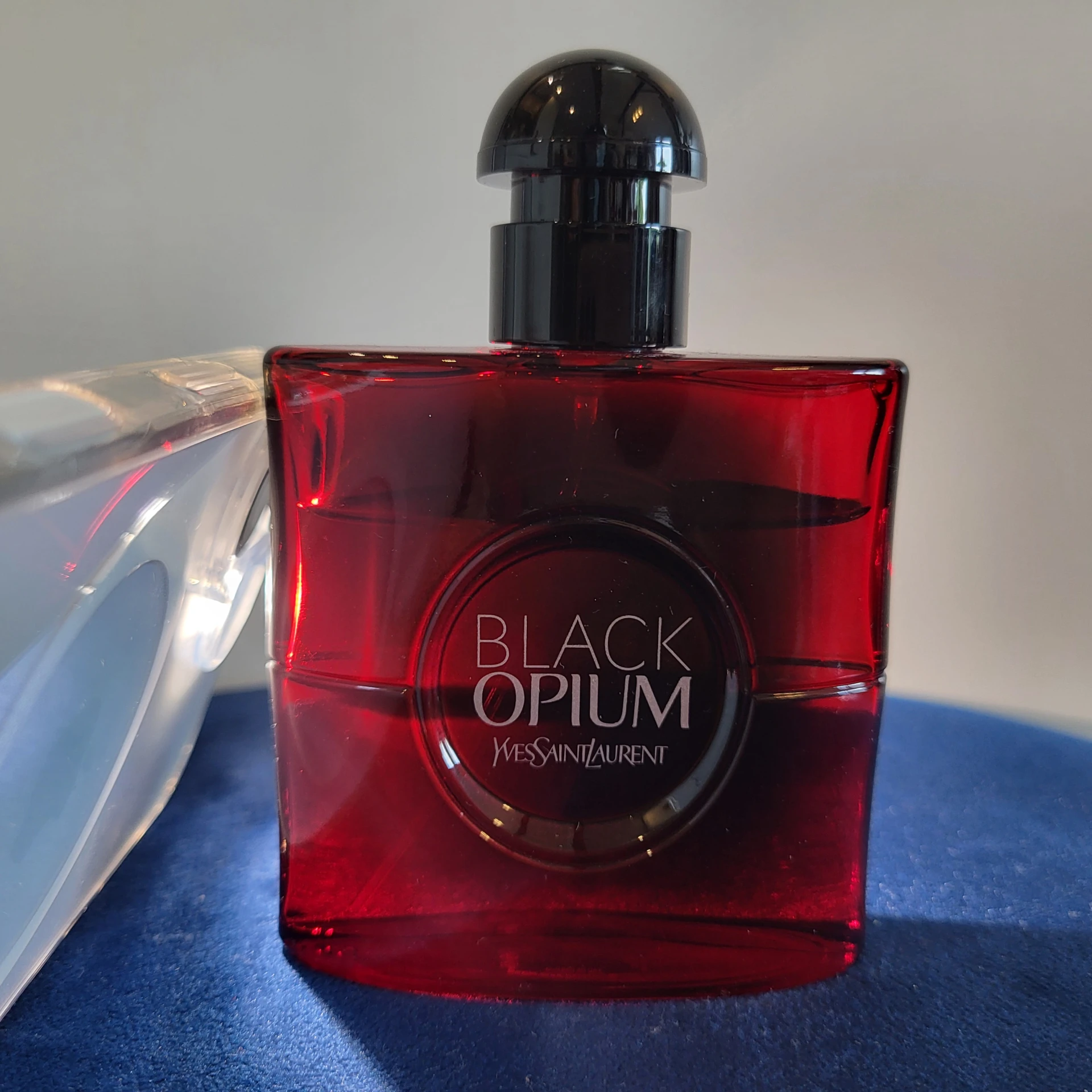 Black Opium Over Red üvegében