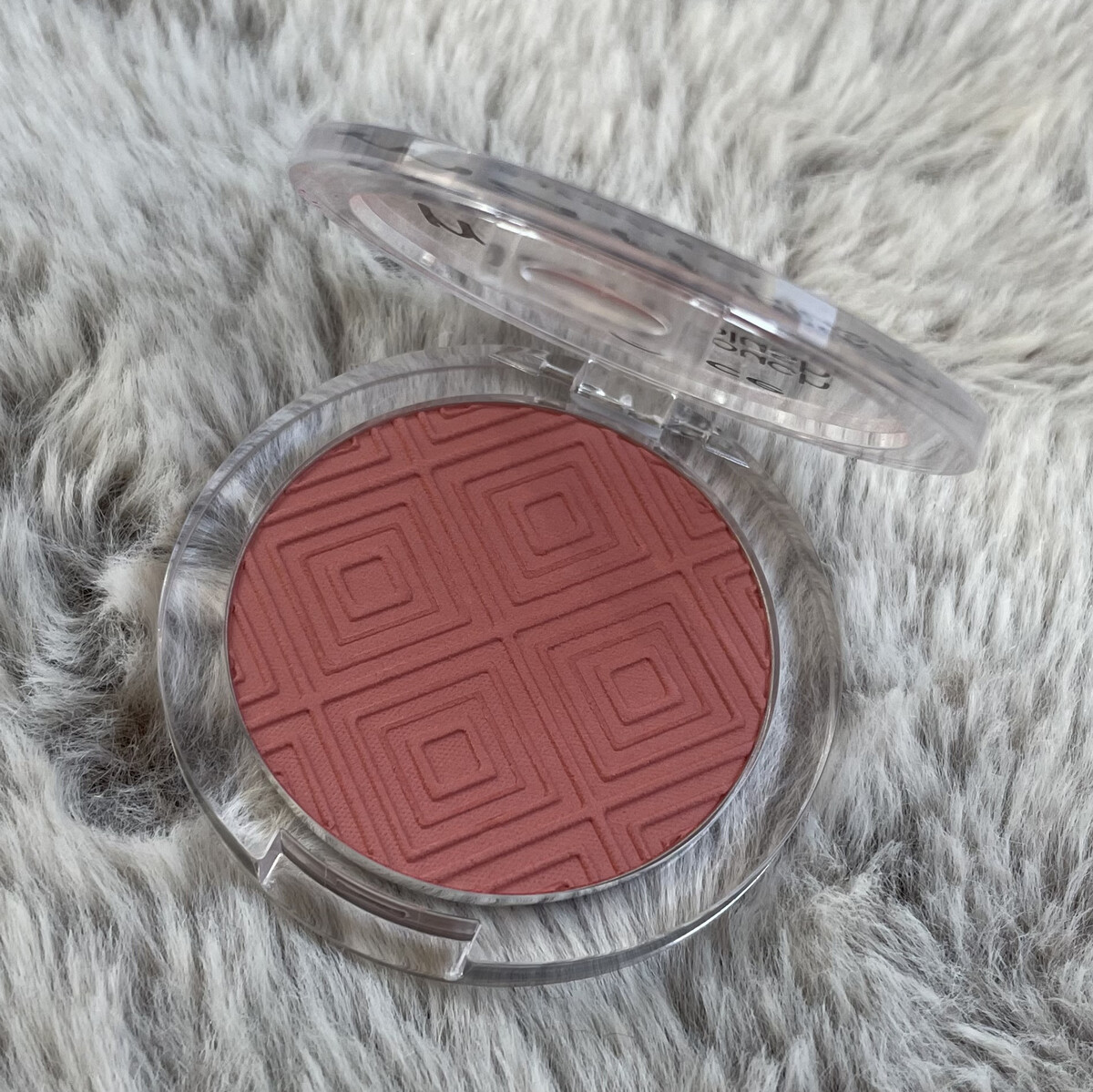 Essence Matt Touch Pirosító - 20 Berry Me Up! árnyalat