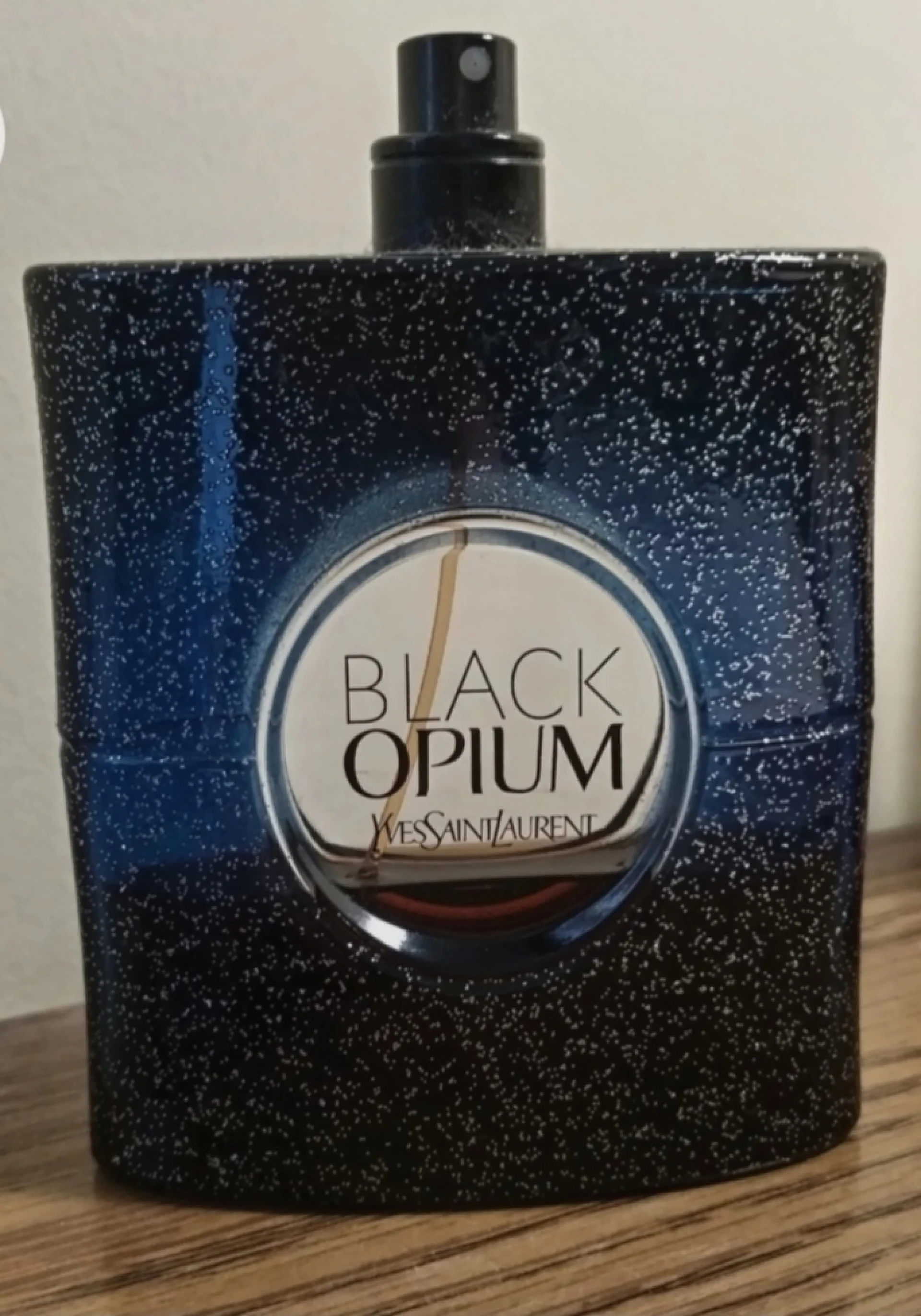 Yves Saint Laurent Black Opium Intense EDP üvegében