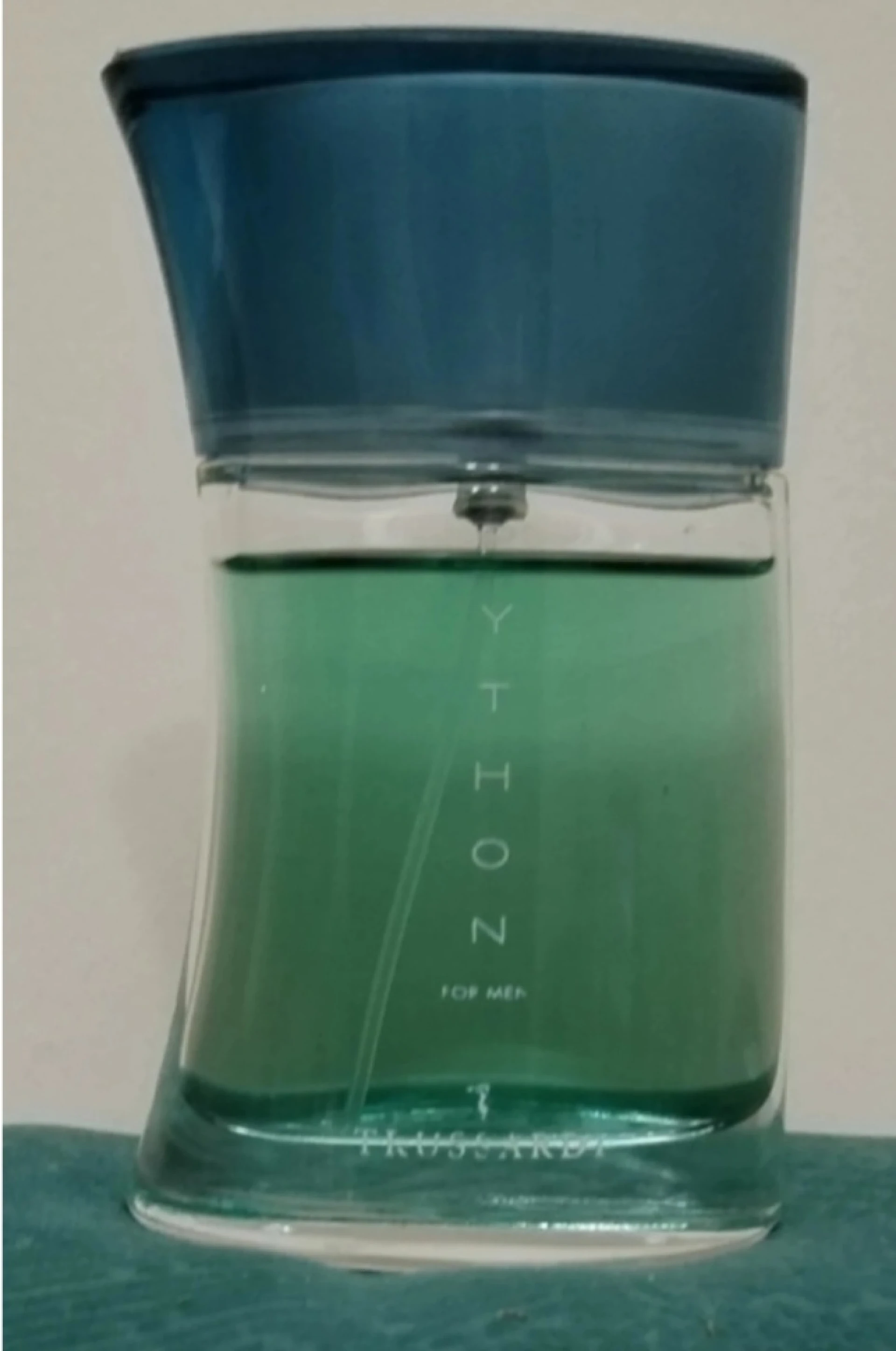 RITKASÁG ! Trussardi Python For Men EDT üvegében