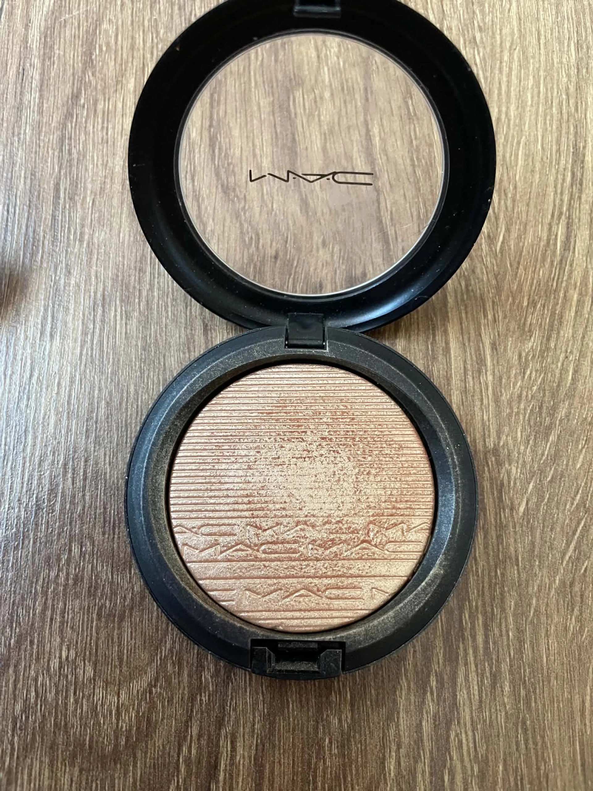 MAC Extra Dimension Skinfinish - Whisper Of Guilt