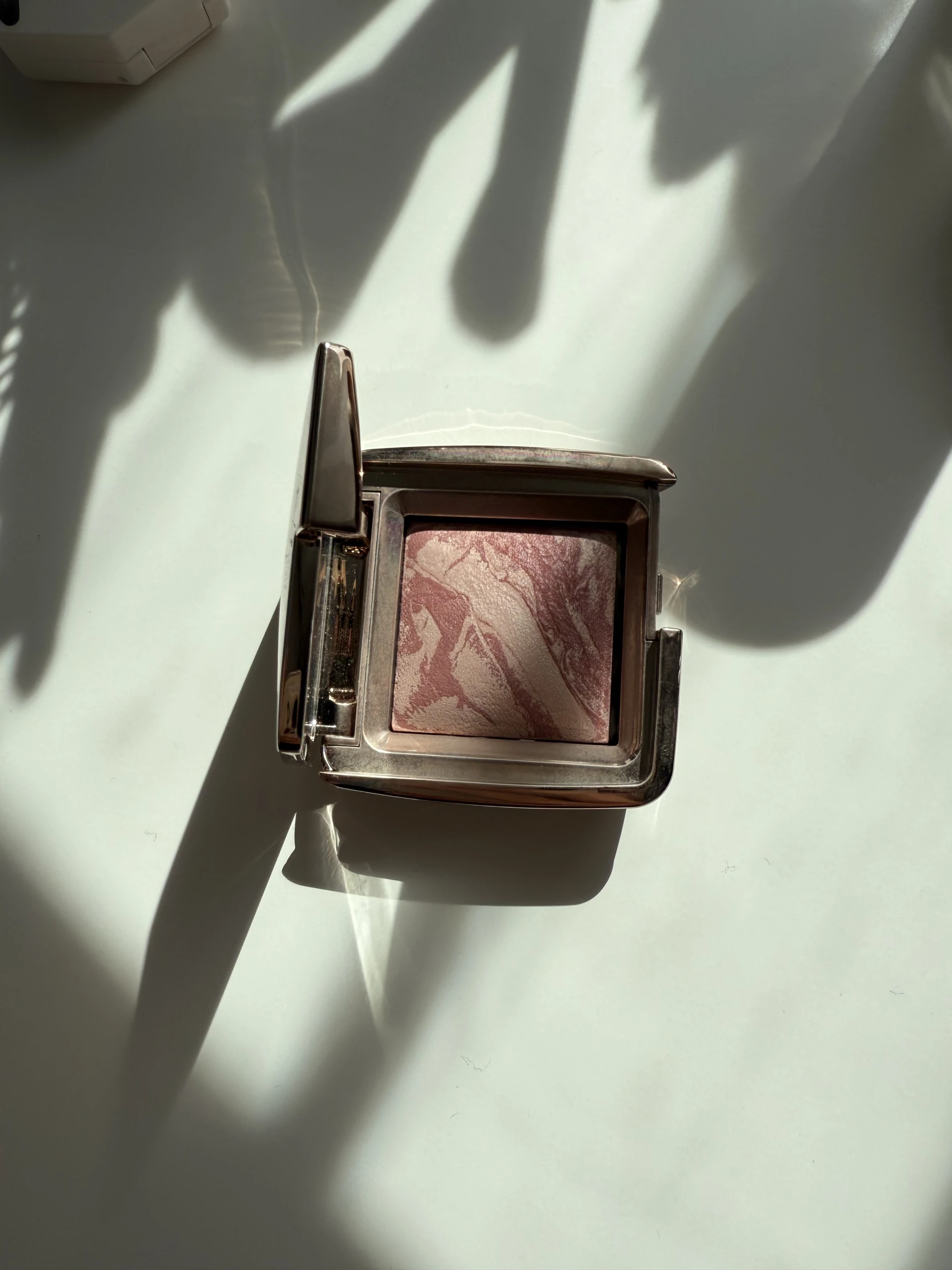 Hourglass pirosító