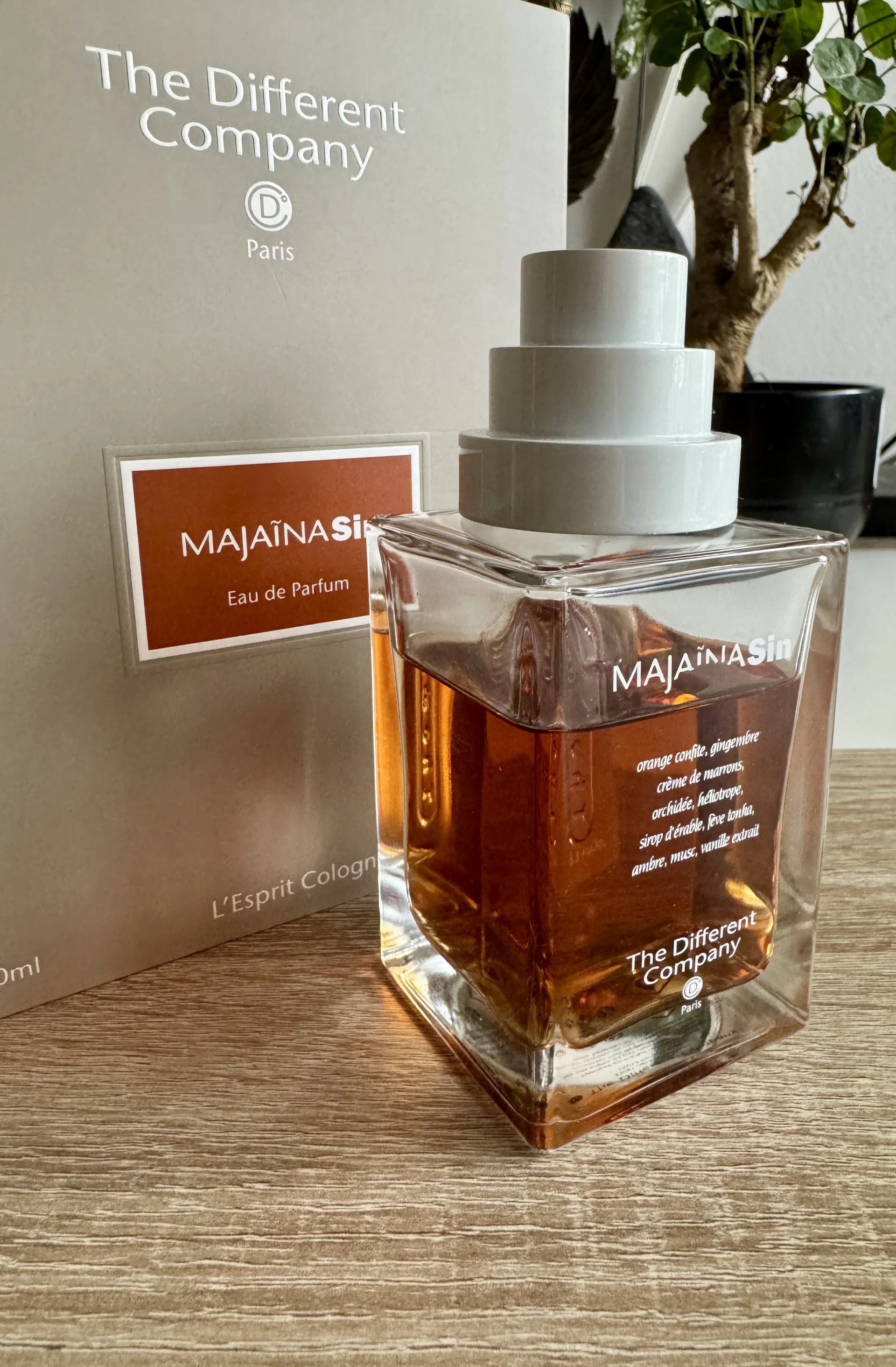 Üvegében, The Different Company Majaina Sin EDP
