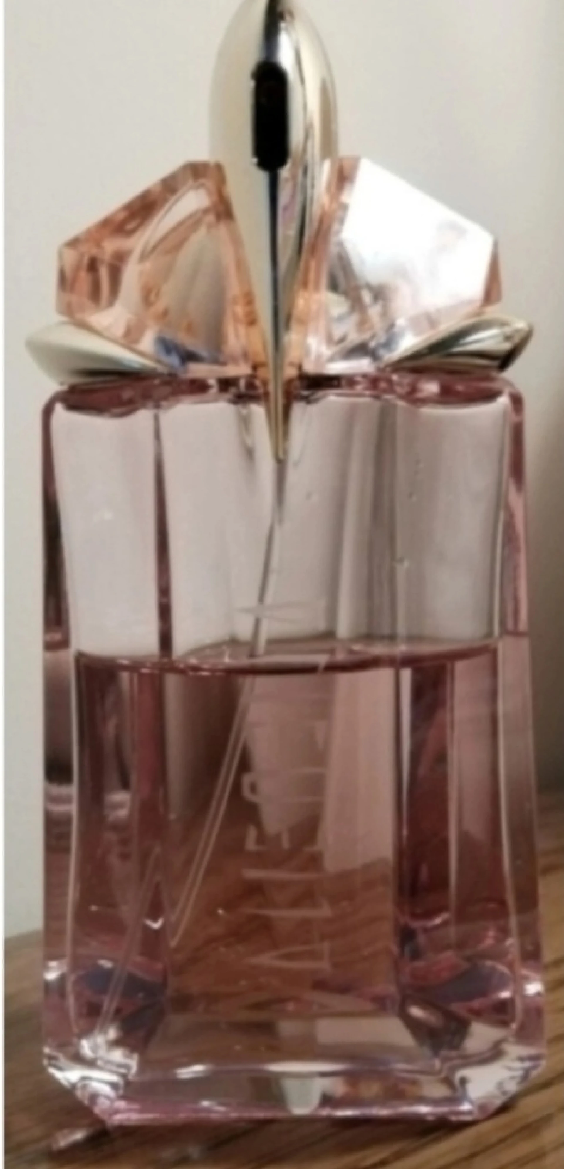 Mugler Alien Flora Futura EDT üvegében