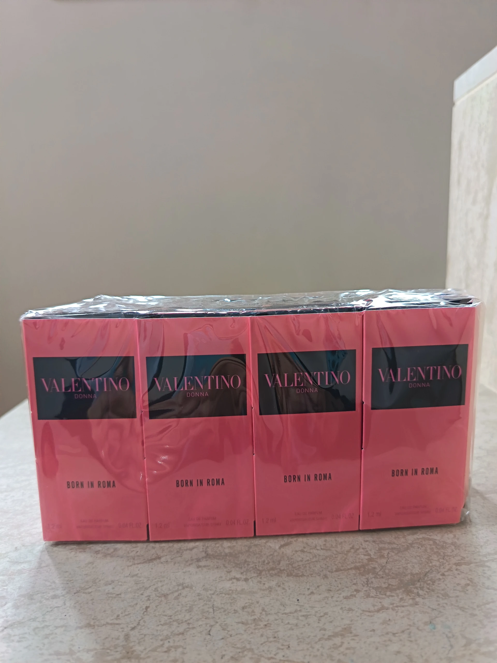 Valentino Born in Roma mintacsomag