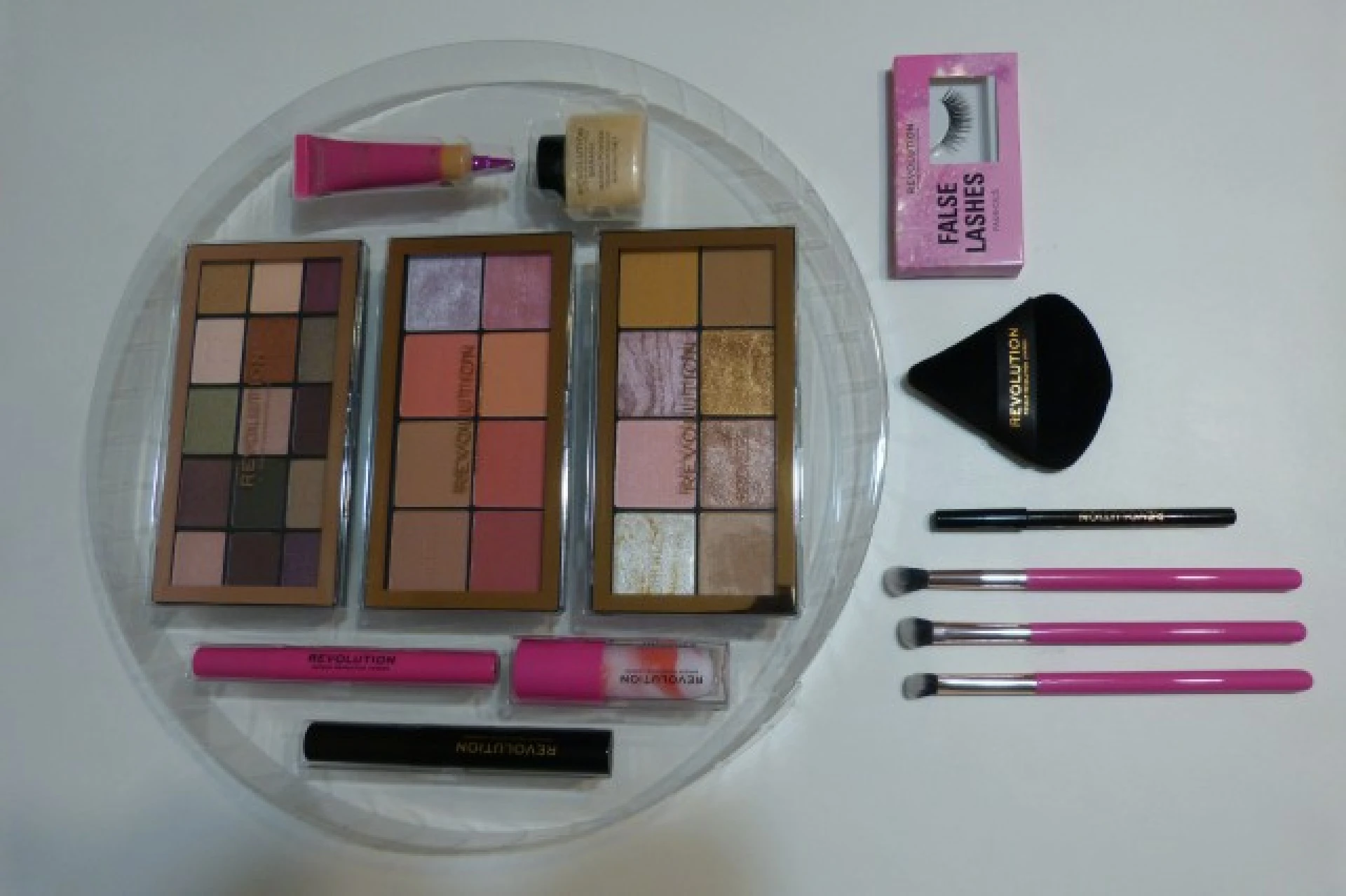 Új 14 db-os Revolution Supermodel Glow Gift szett