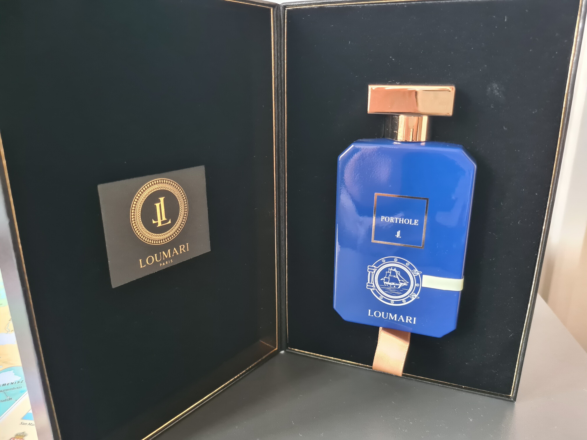 Loumari Porthole parfüm üvegében eladó!