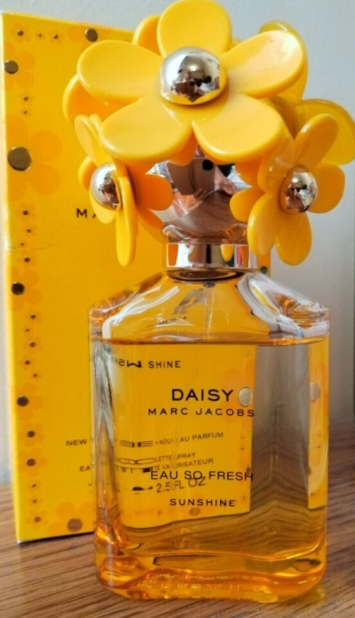 Marc Jacobs Daisy Eau So Fresh Sunshine EDT üvegében