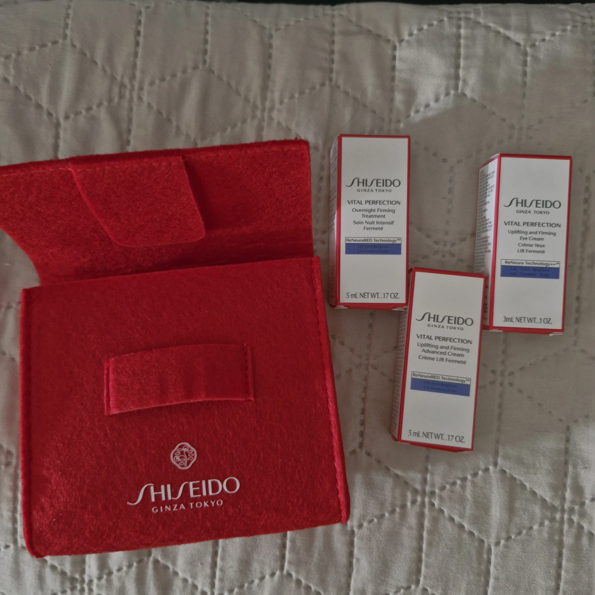 Shiseido Vital Perfection próba szett ajándék neszeszerrel