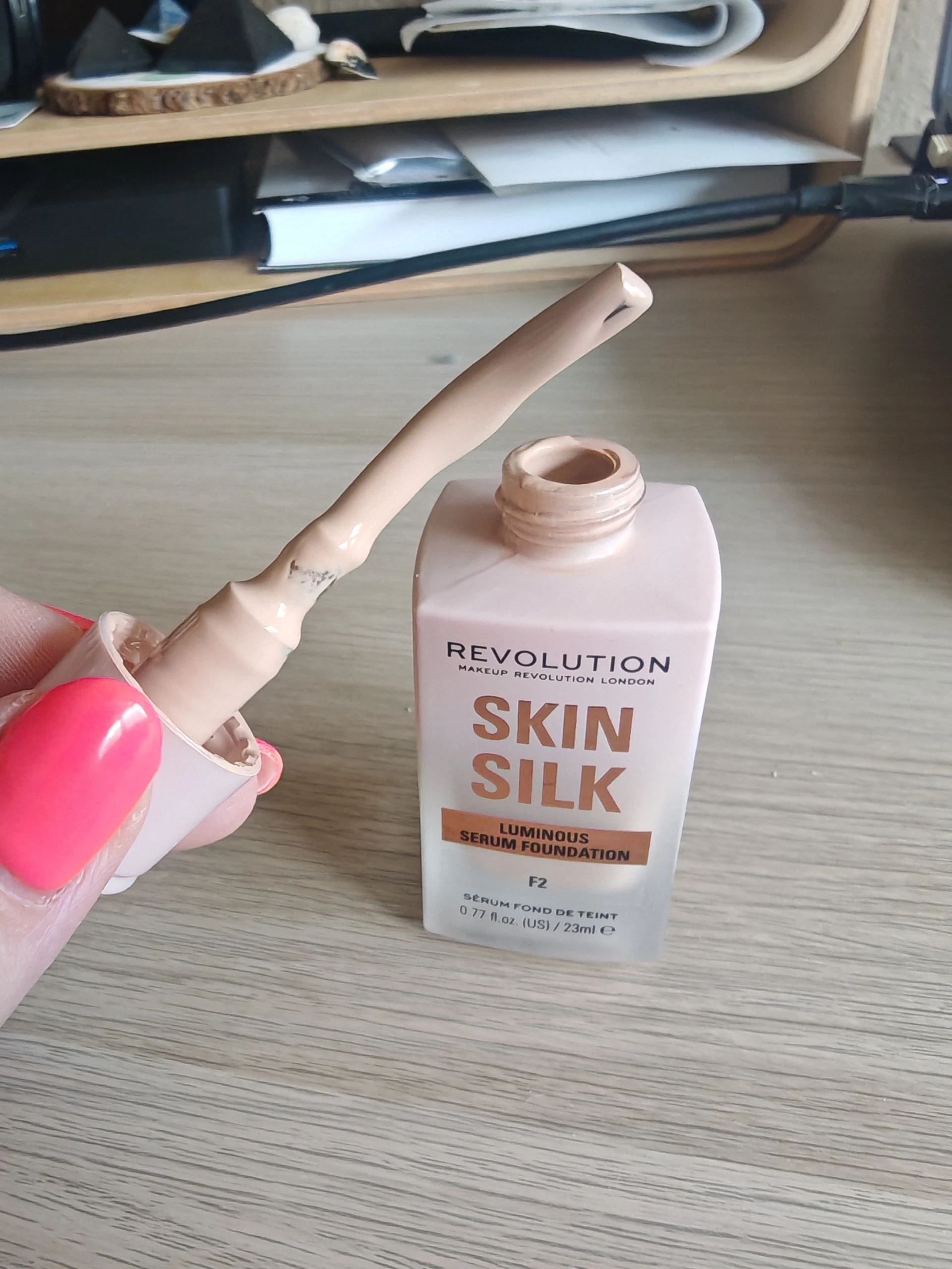 Revolution Skin Silk Serum Alapozó F2