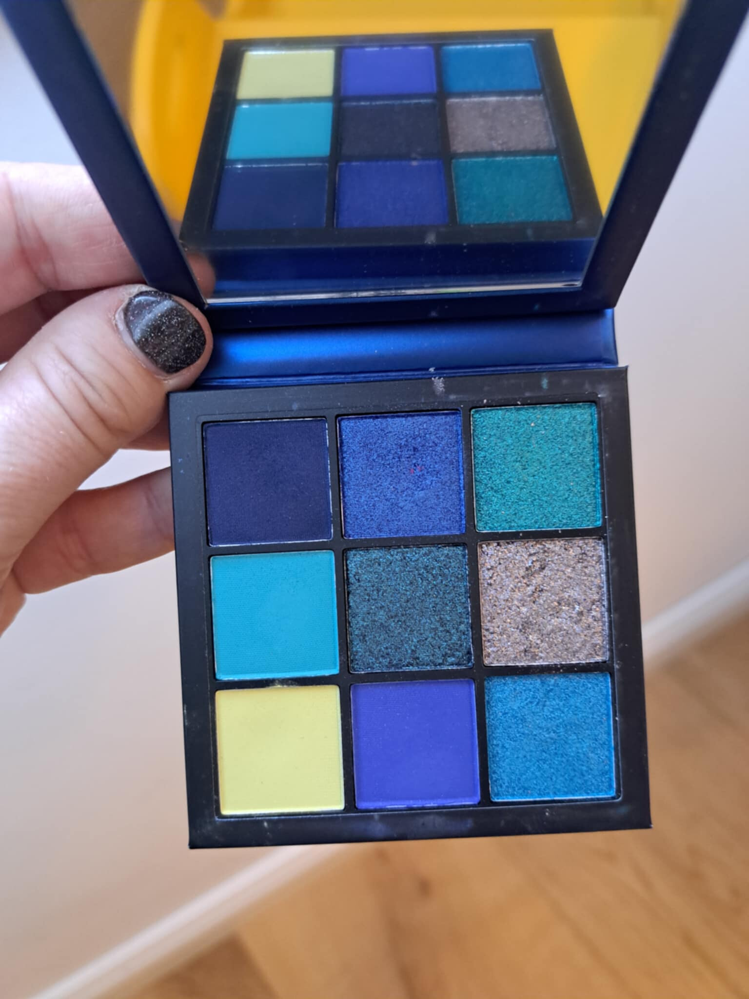 Huda Beauty Sapphire obession