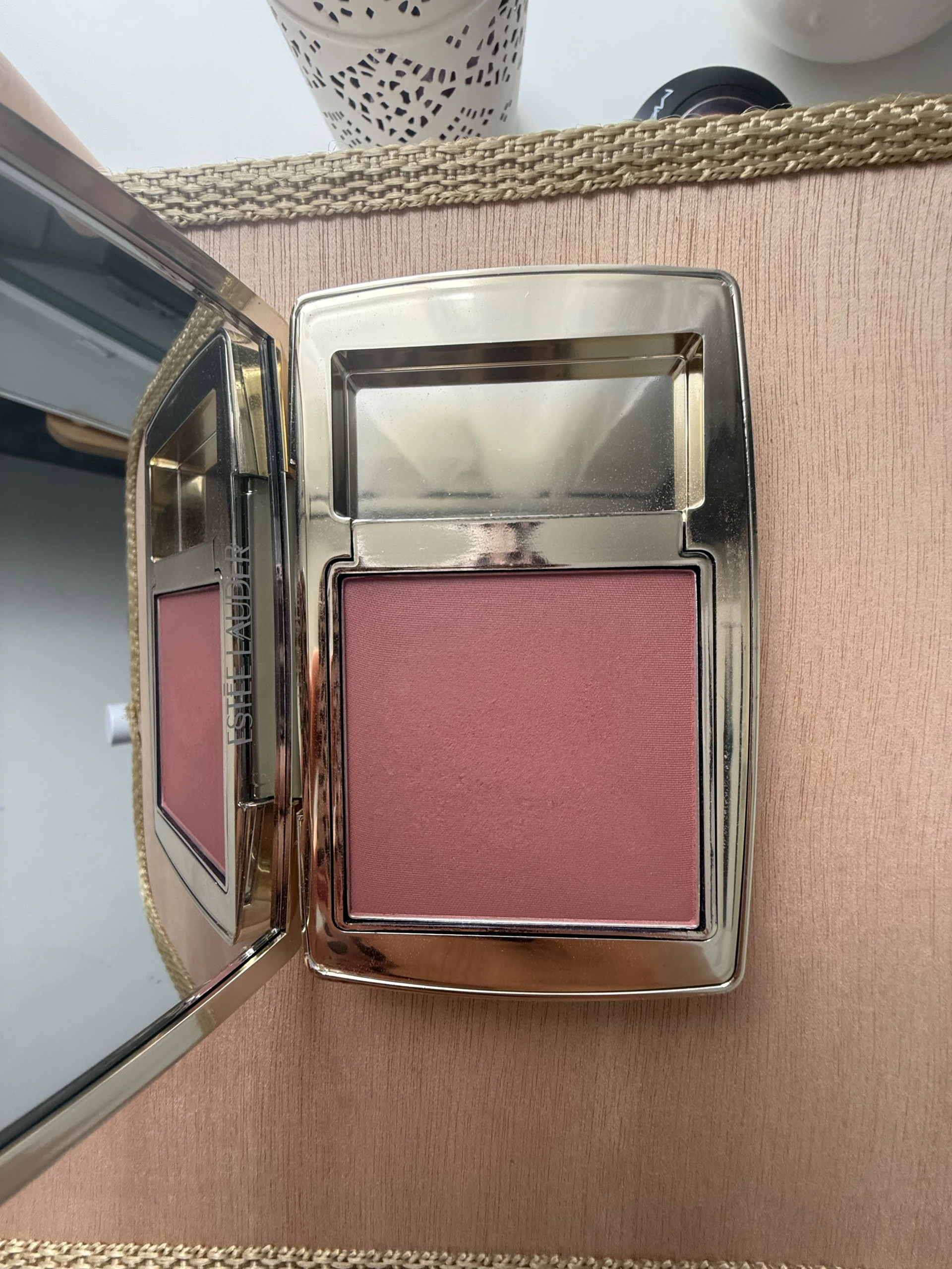 Estee Lauder pirosító