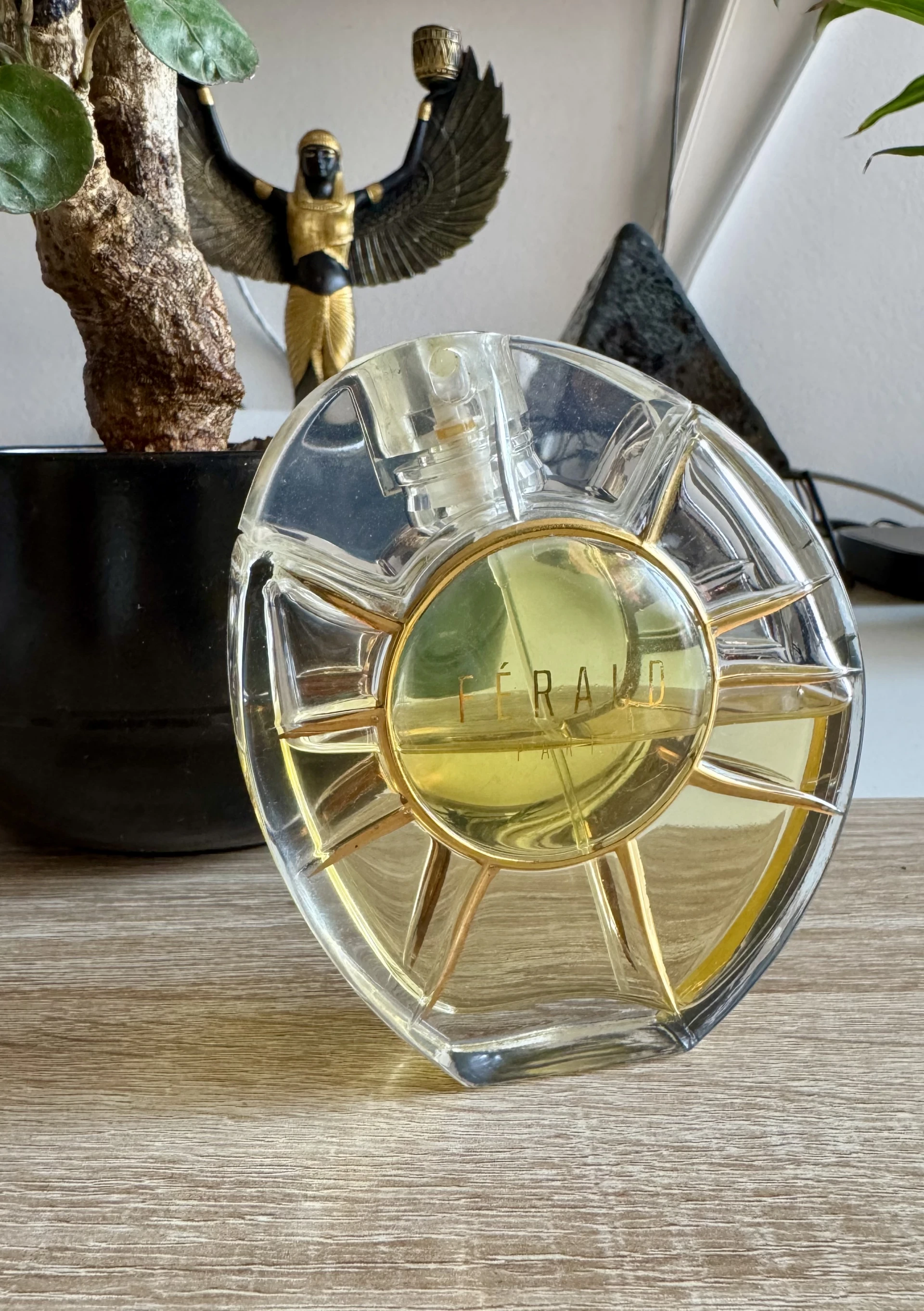 Üvegében, Louis Féraud Paris EDP