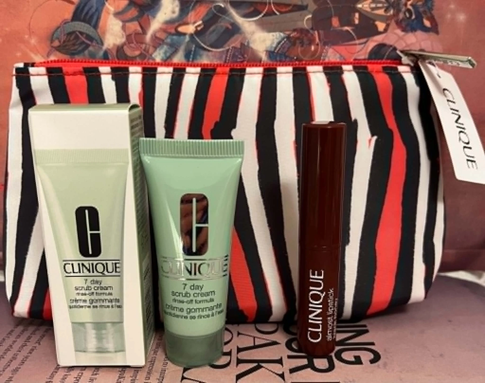 Clinique Almost Lipstick ajakápoló black honey színben, mini szettben