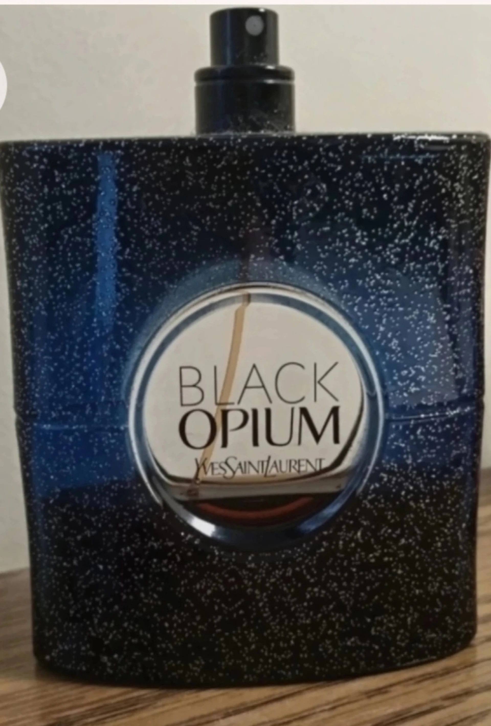Yves Saint Laurent Black Opium Intense EDP üvegében