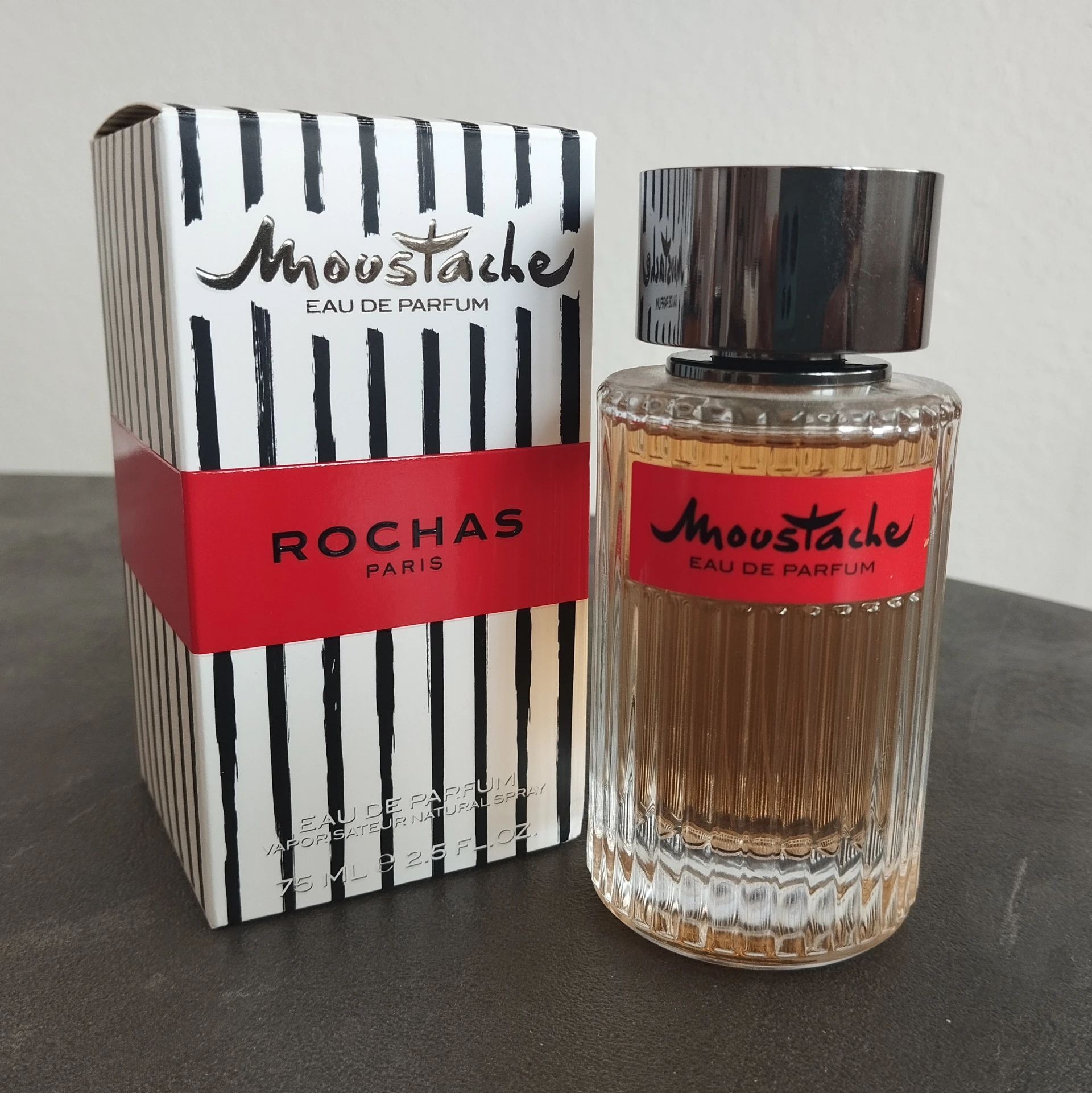 8000Ft - Rochas Moustache üvegében
