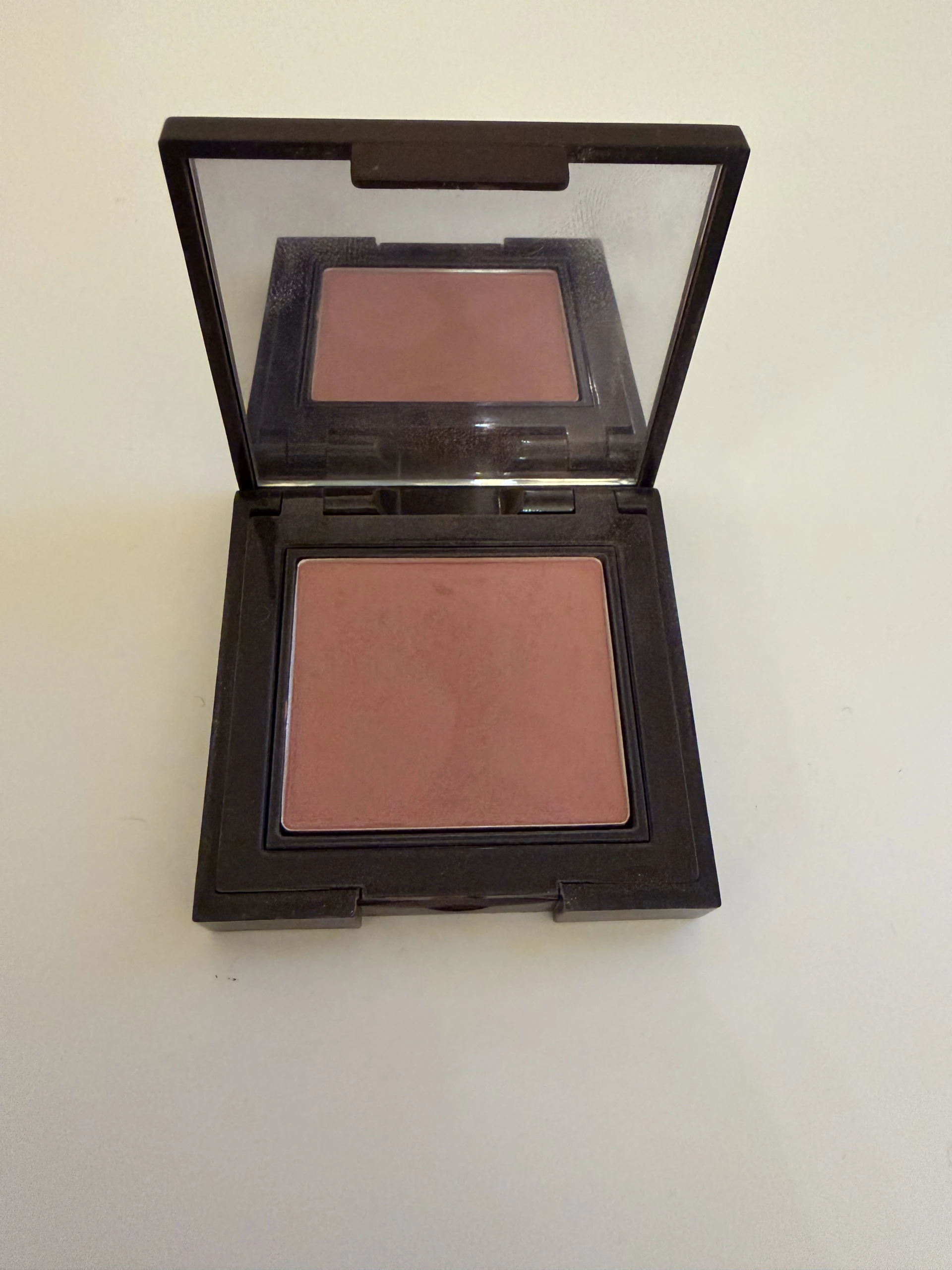 Laura Mercier pirosító